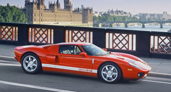 Първият чистокръвен сериен суперавтомобил е проектиран от Камило Пардо под зоркия поглед на Джей Мейс. Подобно на духовния си предшественик, Ford GT получава монтиран в средата V8 двигател, но за разлика от легендарния 427, който предлага атмосферно пълнене, новият автомобил получава поръчкова 5,4-литрова версия с компресор на агрегата Ford Modular V8.

С мощност от 550 конски сили двигателят на модерната версия засенчва конете на своя предшественик, отглеждан за състезания.
